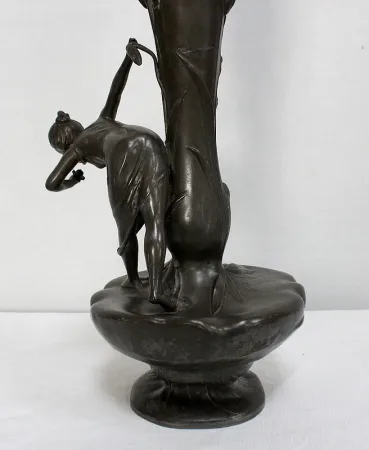 Haut Vase en Etain « Jeune femme cueillant un nénuphar » signé P. Jean, Art Nouveau – Début XXe
