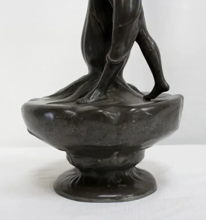 Haut Vase en Etain « Jeune femme cueillant un nénuphar » signé P. Jean, Art Nouveau – Début XXe