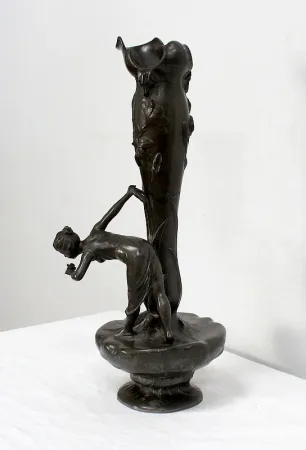 Haut Vase en Etain « Jeune femme cueillant un nénuphar » signé P. Jean, Art Nouveau – Début XXe