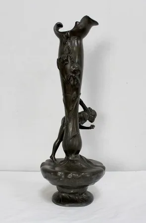 Haut Vase en Etain « Jeune femme cueillant un nénuphar » signé P. Jean, Art Nouveau – Début XXe
