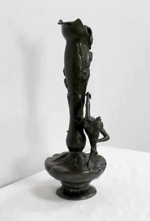 Haut Vase en Etain « Jeune femme cueillant un nénuphar » signé P. Jean, Art Nouveau – Début XXe