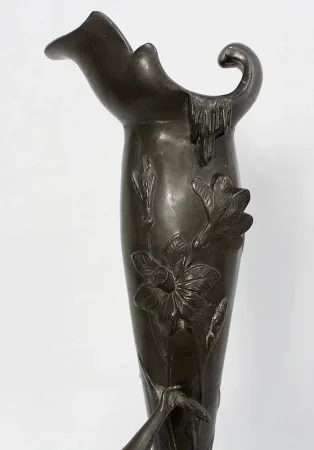 Haut Vase en Etain « Jeune femme cueillant un nénuphar » signé P. Jean, Art Nouveau – Début XXe