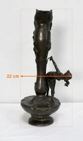 Haut Vase en Etain « Jeune femme cueillant un nénuphar » signé P. Jean, Art Nouveau – Début XXe