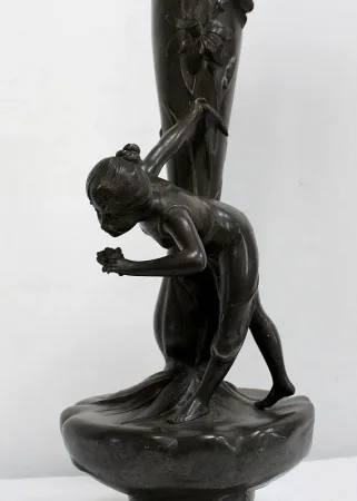 Haut Vase en Etain « Jeune femme cueillant un nénuphar » signé P. Jean, Art Nouveau – Début XXe