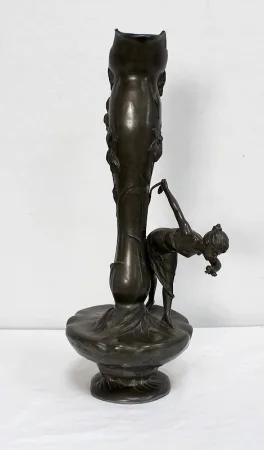 Haut Vase en Etain « Jeune femme cueillant un nénuphar » signé P. Jean, Art Nouveau – Début XXe