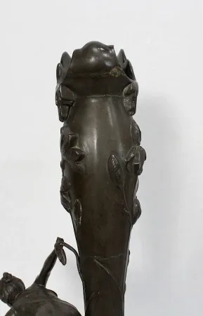 Haut Vase en Etain « Jeune femme cueillant un nénuphar » signé P. Jean, Art Nouveau – Début XXe