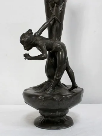 Haut Vase en Etain « Jeune femme cueillant un nénuphar » signé P. Jean, Art Nouveau – Début XXe