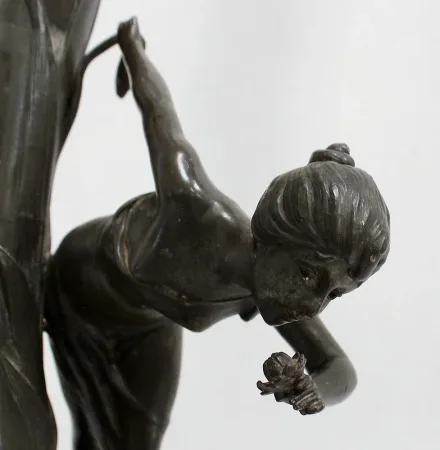 Haut Vase en Etain « Jeune femme cueillant un nénuphar » signé P. Jean, Art Nouveau – Début XXe