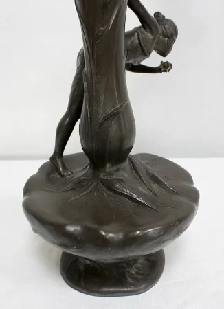 Haut Vase en Etain « Jeune femme cueillant un nénuphar » signé P. Jean, Art Nouveau – Début XXe