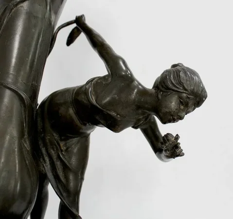 Haut Vase en Etain « Jeune femme cueillant un nénuphar » signé P. Jean, Art Nouveau – Début XXe