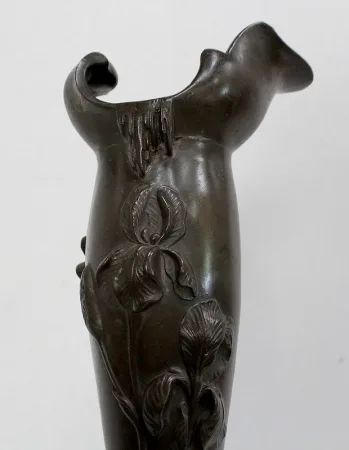 Haut Vase en Etain « Jeune femme cueillant un nénuphar » signé P. Jean, Art Nouveau – Début XXe