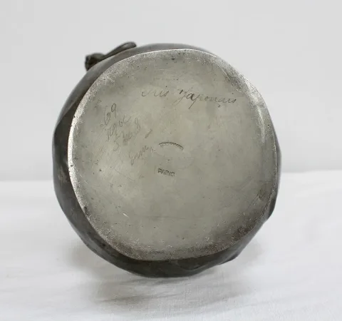 Haut Vase en Etain « Jeune femme cueillant un nénuphar » signé P. Jean, Art Nouveau – Début XXe