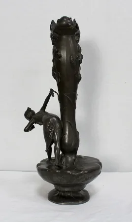 Haut Vase en Etain « Jeune femme cueillant un nénuphar » signé P. Jean, Art Nouveau – Début XXe