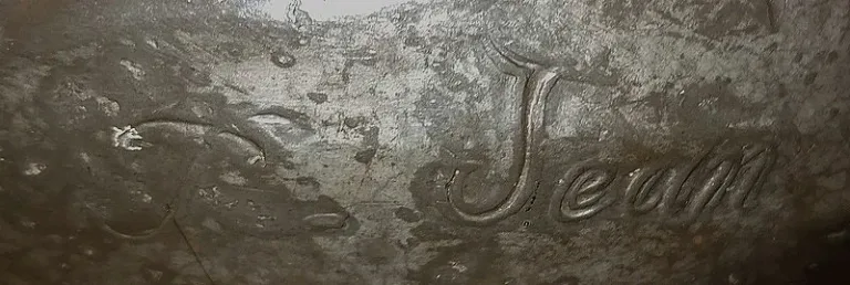 Haut Vase en Etain « Jeune femme cueillant un nénuphar » signé P. Jean, Art Nouveau – Début XXe