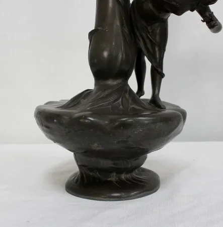 Haut Vase en Etain « Jeune femme cueillant un nénuphar » signé P. Jean, Art Nouveau – Début XXe