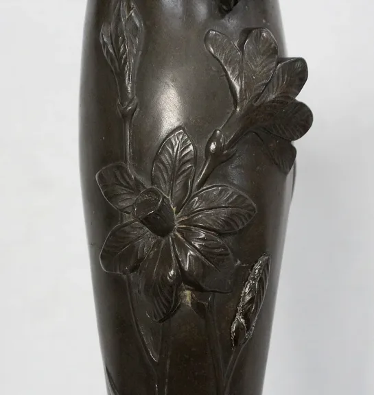Haut Vase en Etain « Jeune femme cueillant un nénuphar » signé P. Jean, Art Nouveau – Début XXe