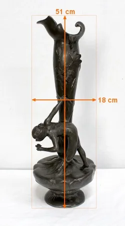 Haut Vase en Etain « Jeune femme cueillant un nénuphar » signé P. Jean, Art Nouveau – Début XXe