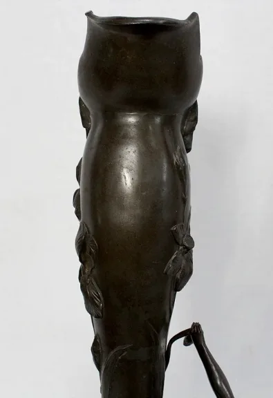 Haut Vase en Etain « Jeune femme cueillant un nénuphar » signé P. Jean, Art Nouveau – Début XXe