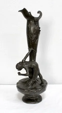 Haut Vase en Etain « Jeune femme cueillant un nénuphar » signé P. Jean, Art Nouveau – Début XXe