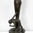 Haut Vase en Etain « Jeune femme cueillant un nénuphar » signé P. Jean, Art Nouveau – Début XXe