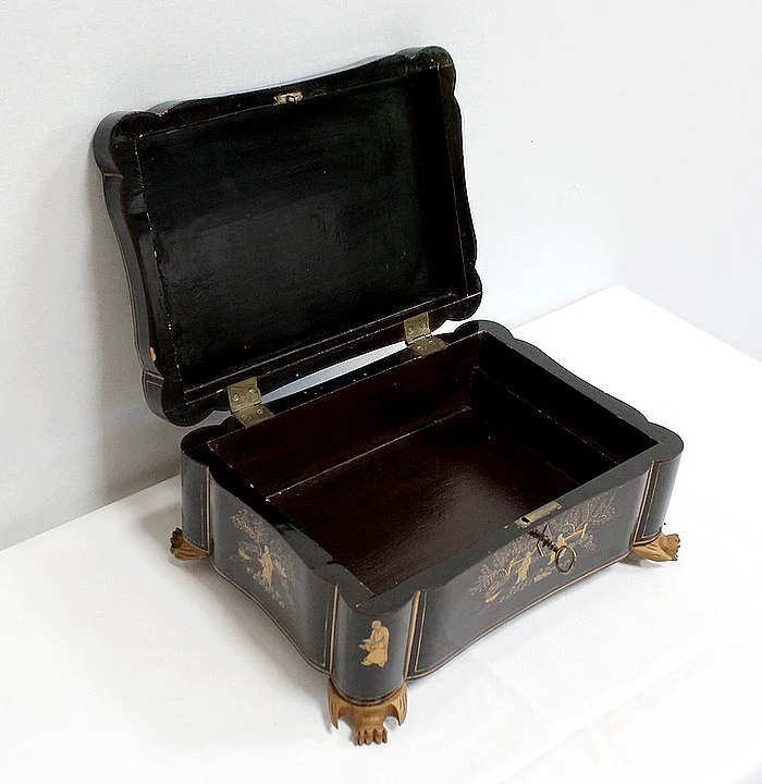 Importante Boîte Asiatique en Bois Laqué Noir, époque Napoléon III – Milieu XIXe