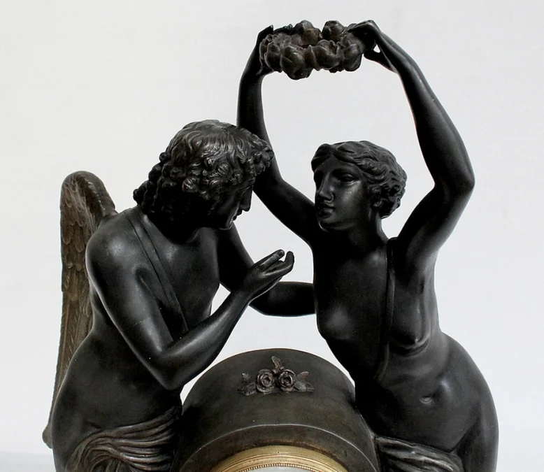 Pendule en Régule « Psyché couronnant l’Amour » d’après Claude Michallon - 1900