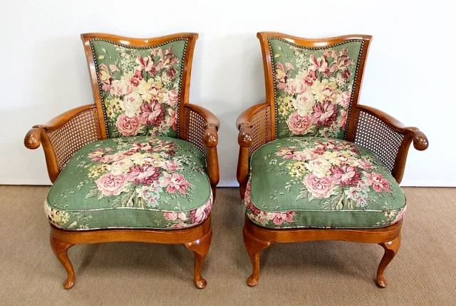 MESA Y SILLONES DE ESTILO CHIPPENDALE