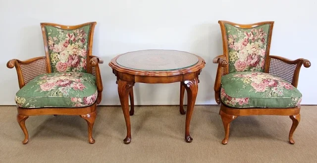 MESA Y SILLONES DE ESTILO CHIPPENDALE