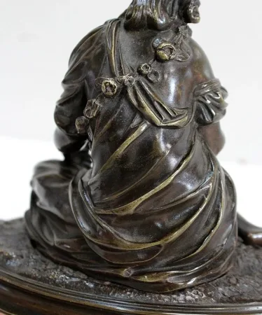 Bronze à Patine Brune d’une « Jeune Fille aux Fleurs » – Début XXe