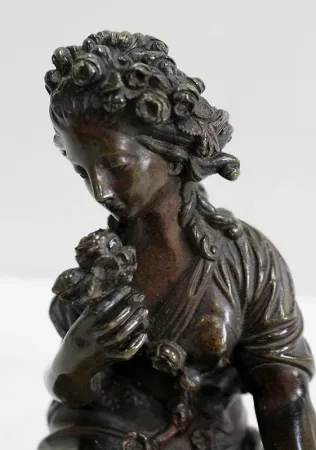 Bronze à Patine Brune d’une « Jeune Fille aux Fleurs » – Début XXe