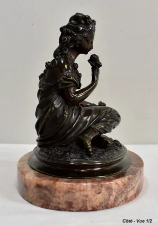 Bronze à Patine Brune d’une « Jeune Fille aux Fleurs » – Début XXe