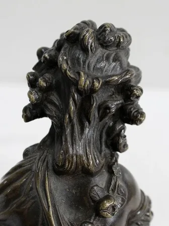 Bronze à Patine Brune d’une « Jeune Fille aux Fleurs » – Début XXe