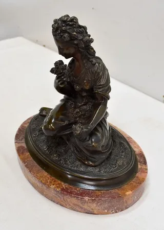Bronze à Patine Brune d’une « Jeune Fille aux Fleurs » – Début XXe