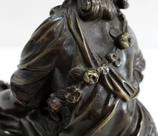 Bronze à Patine Brune d’une « Jeune Fille aux Fleurs » – Début XXe