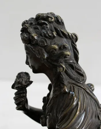 Bronze à Patine Brune d’une « Jeune Fille aux Fleurs » – Début XXe
