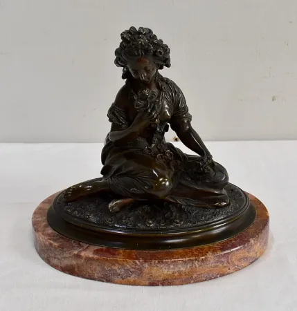 Bronze à Patine Brune d’une « Jeune Fille aux Fleurs » – Début XXe