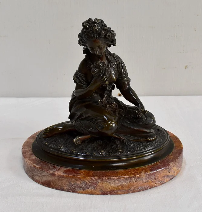 Bronze à Patine Brune d’une « Jeune Fille aux Fleurs » – Début XXe