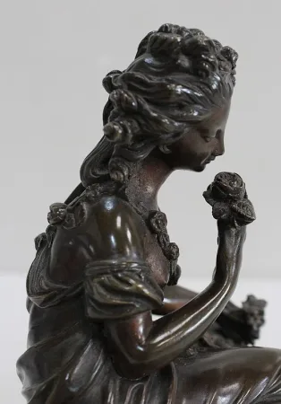 Bronze à Patine Brune d’une « Jeune Fille aux Fleurs » – Début XXe