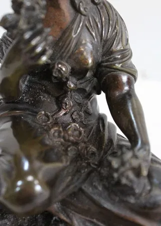 Bronze à Patine Brune d’une « Jeune Fille aux Fleurs » – Début XXe