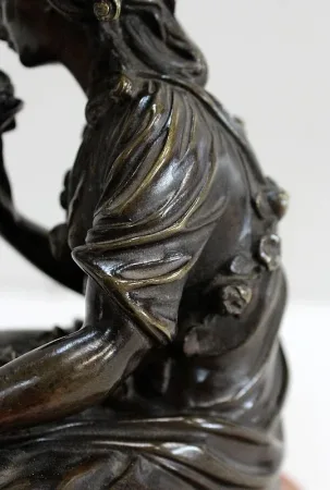 Bronze à Patine Brune d’une « Jeune Fille aux Fleurs » – Début XXe