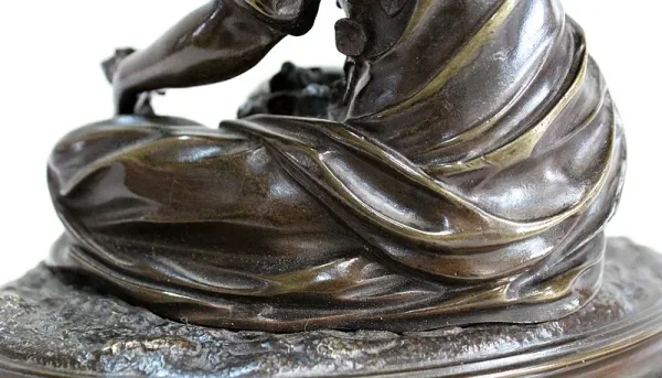 Bronze à Patine Brune d’une « Jeune Fille aux Fleurs » – Début XXe
