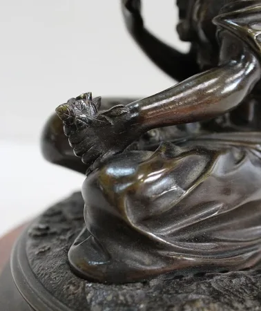 Bronze à Patine Brune d’une « Jeune Fille aux Fleurs » – Début XXe