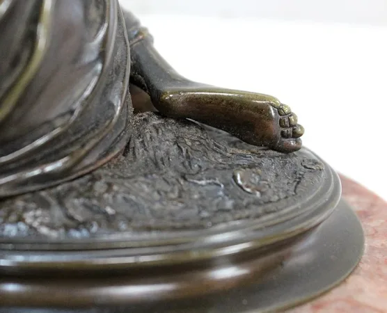 Bronze à Patine Brune d’une « Jeune Fille aux Fleurs » – Début XXe