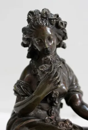 Bronze à Patine Brune d’une « Jeune Fille aux Fleurs » – Début XXe