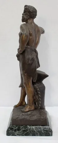ビクター・ルソーのブロンズ像