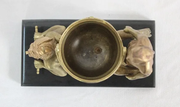 Bronze doré « Diablotins faisant la brouette » - Fin XIXe