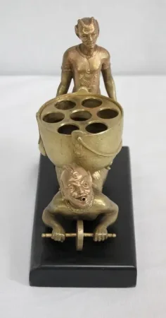 Bronze doré « Diablotins faisant la brouette » - Fin XIXe