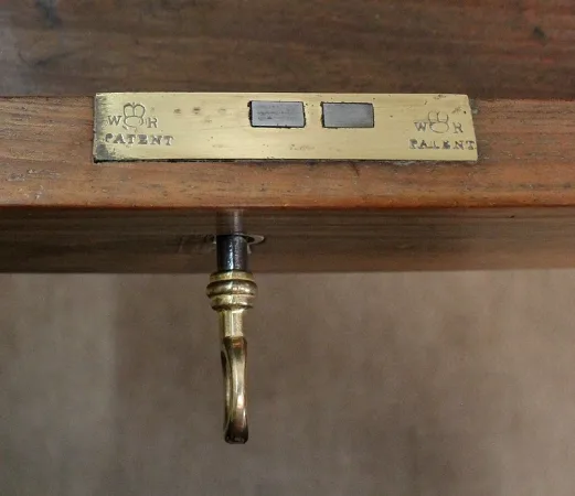 Table d’appoint Travailleuse en Noyer blond massif – Fin XIXe