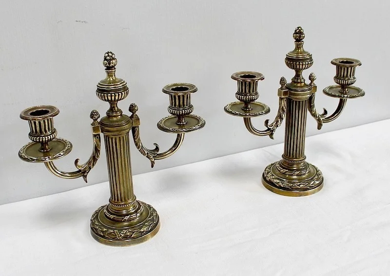 PAREJA DE CANDELABRA ESTILO LOUIS XVI