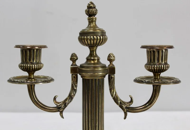 PAREJA DE CANDELABRA ESTILO LOUIS XVI
